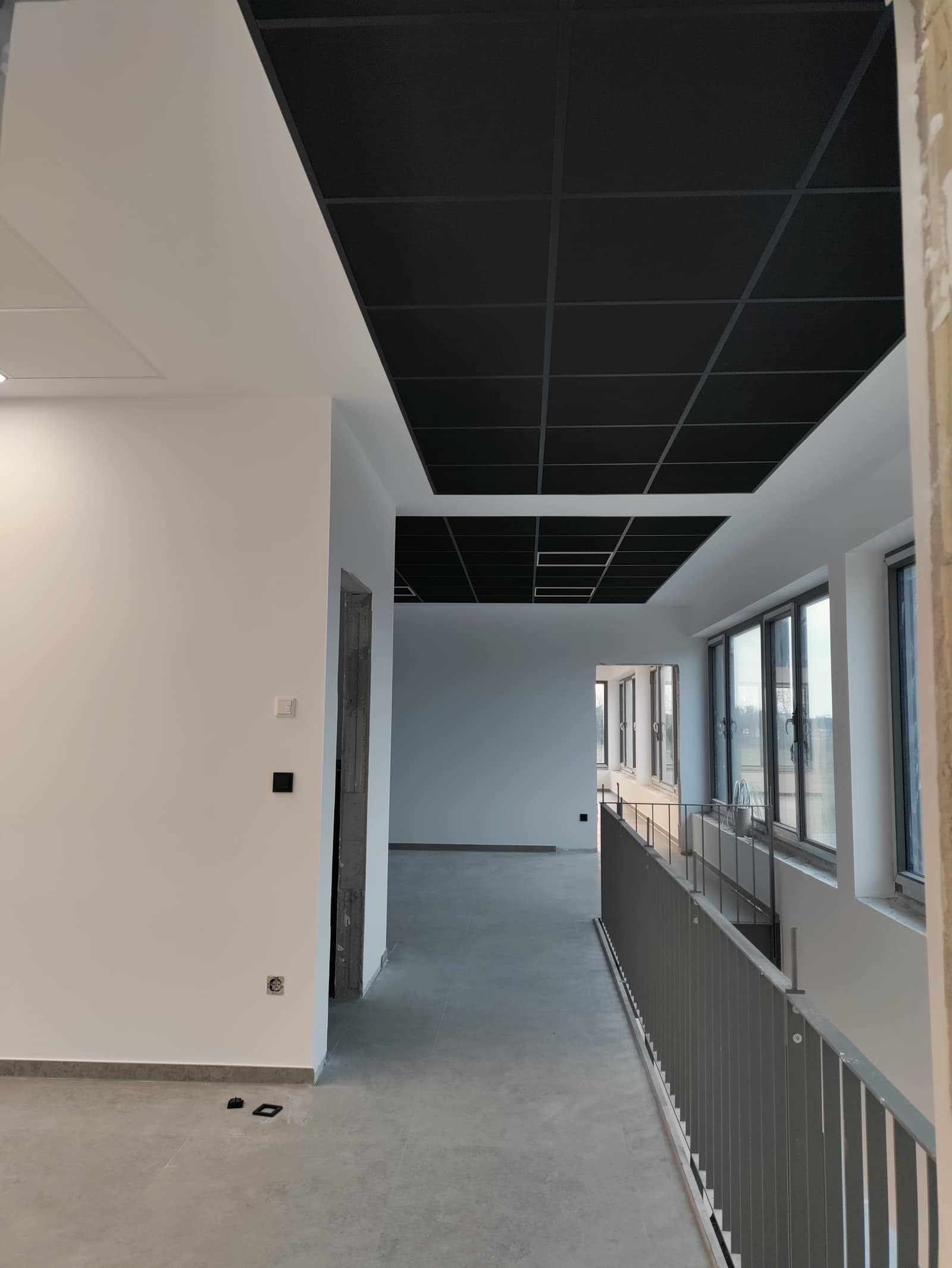 Flur mit zweifarbiger Decke – Akustikbau