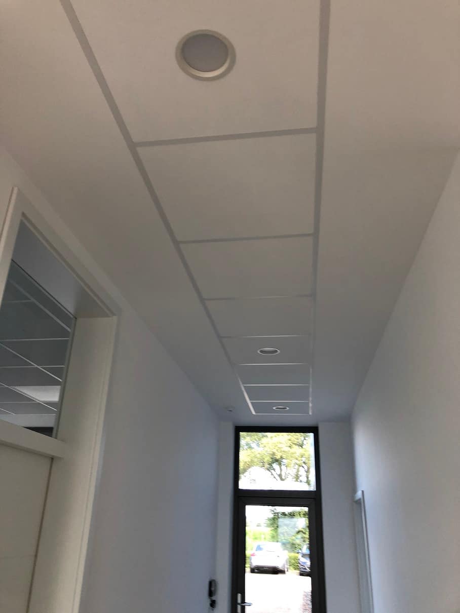 Rasterdecke im Flur – Akustikbau