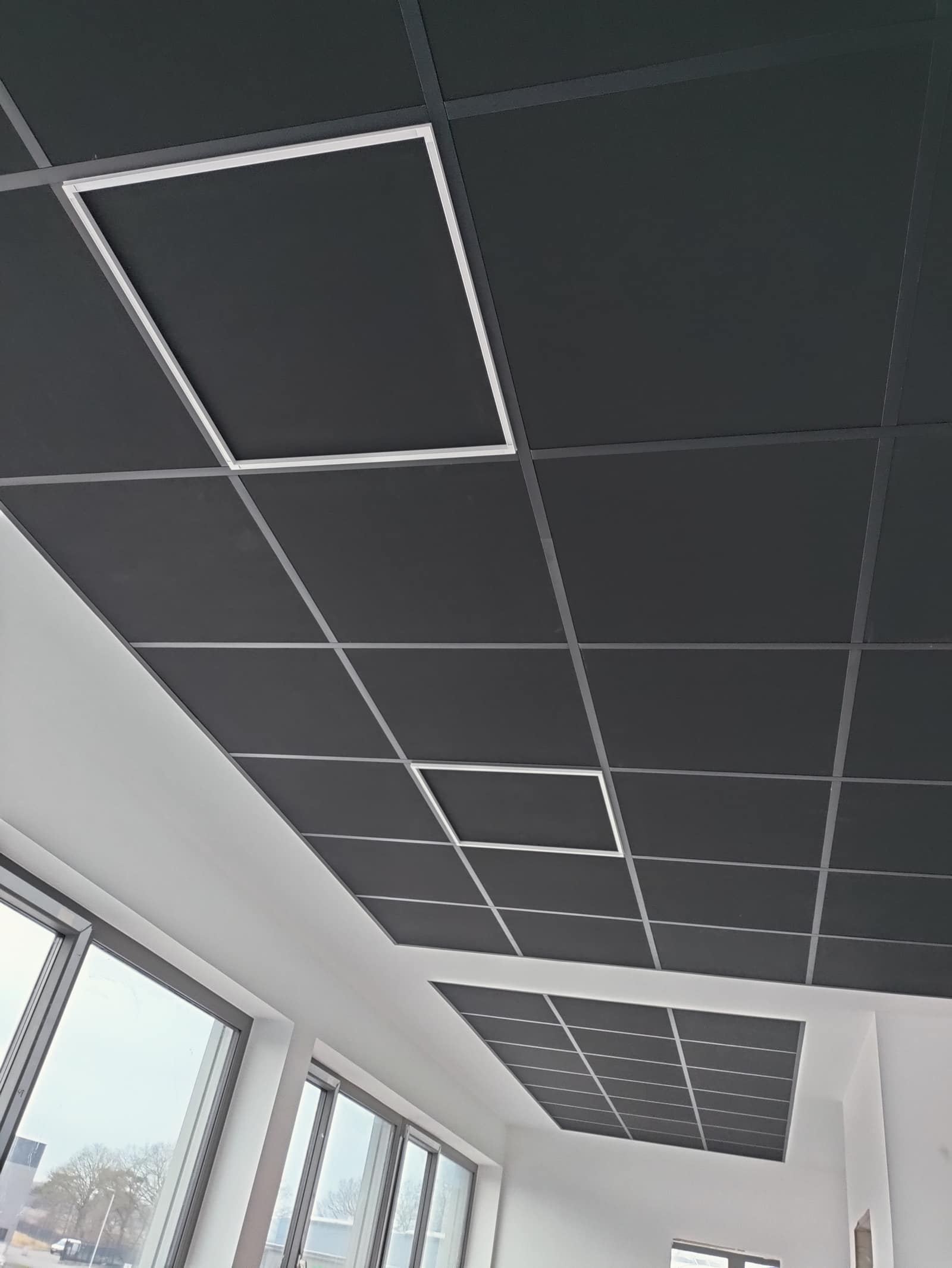 Rasterdecke in Anthrazit – Akustikbau