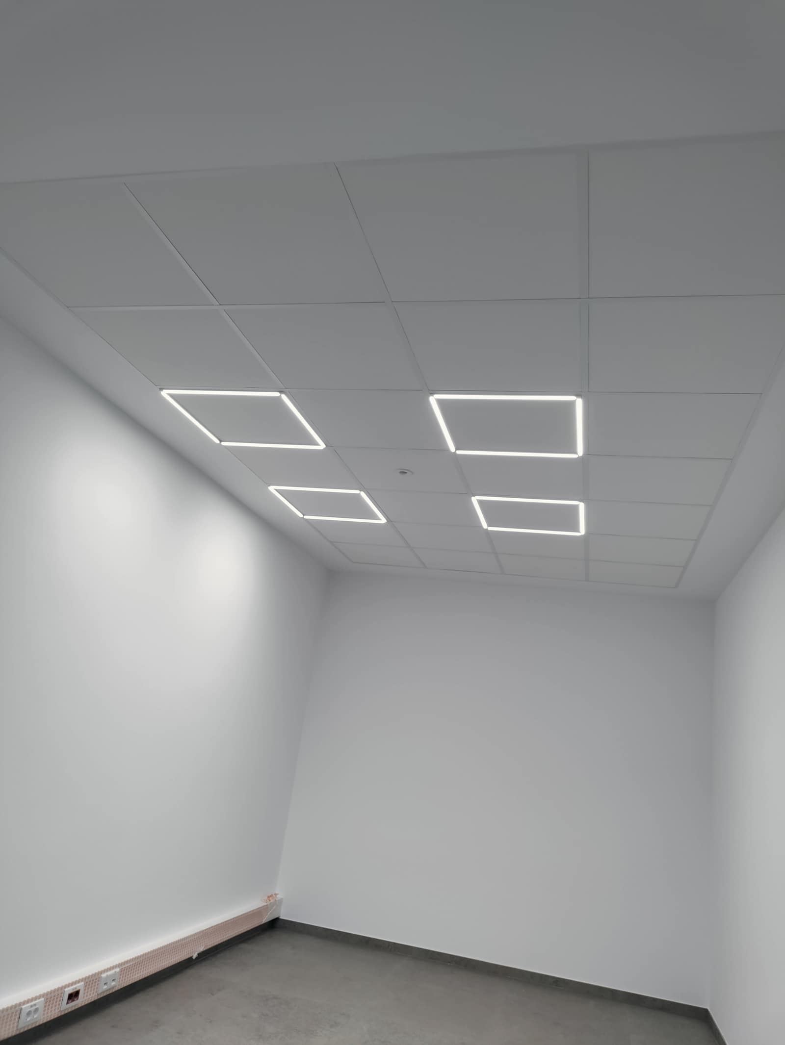 Rasterdecke mit LED-Rahmenleuchten – Akustikbau