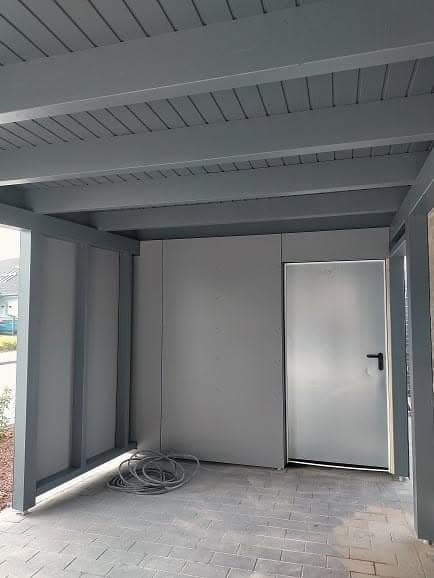 Innenansicht eines Carports mit anthrazitfarbener Verkleidung