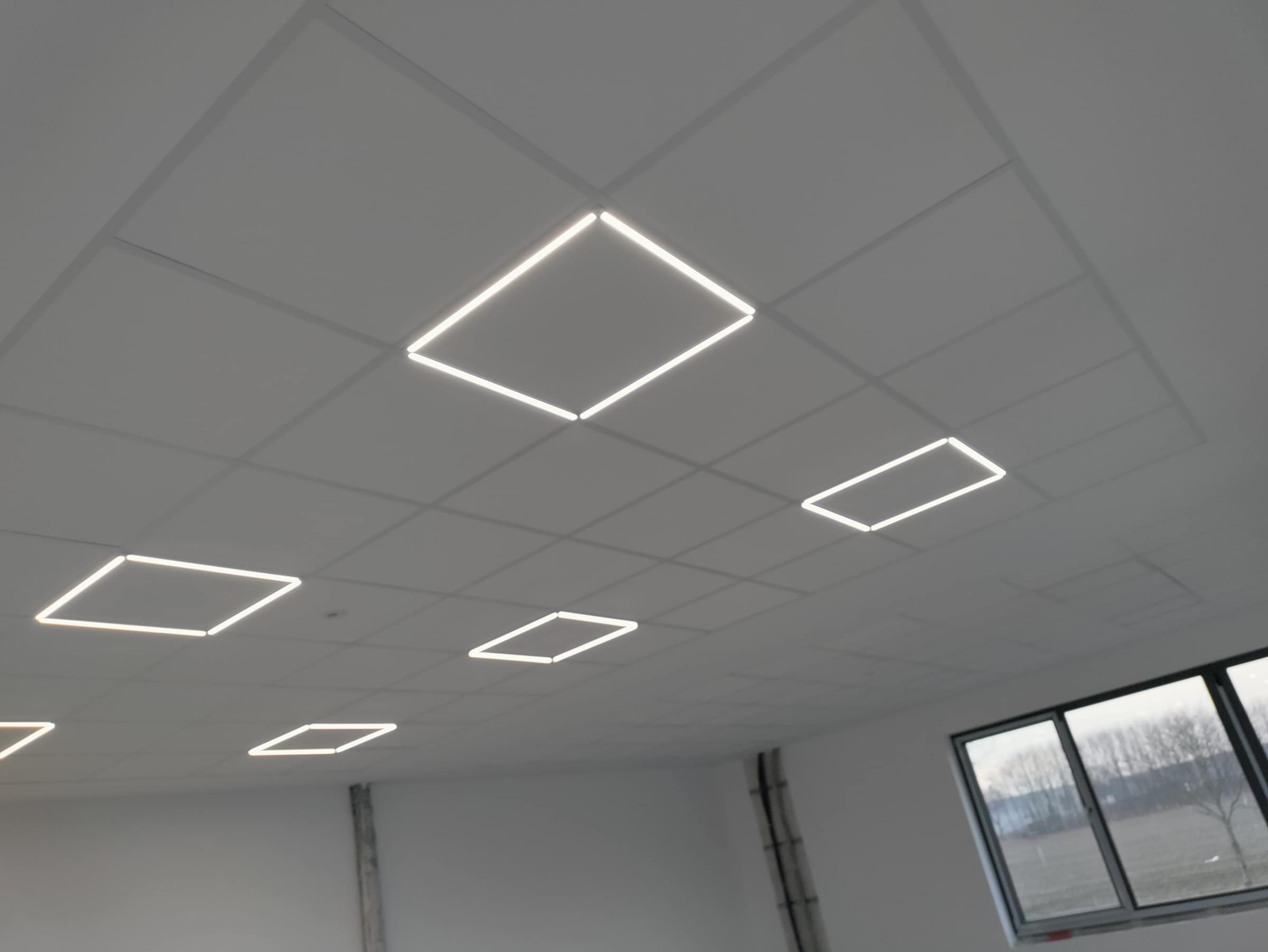 Akustikdecke mit integrierter LED-Beleuchtung von Bernd Cloppenburg Innenausbau