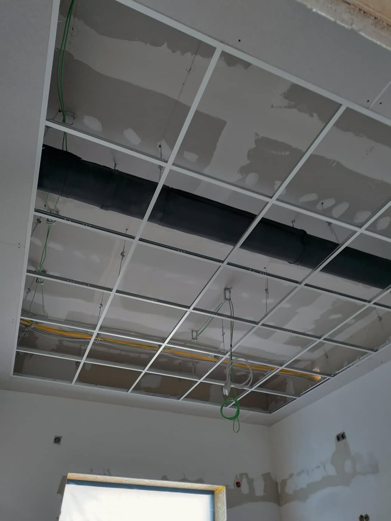 Unterkonstruktion der Rasterdecke – Akustikbau