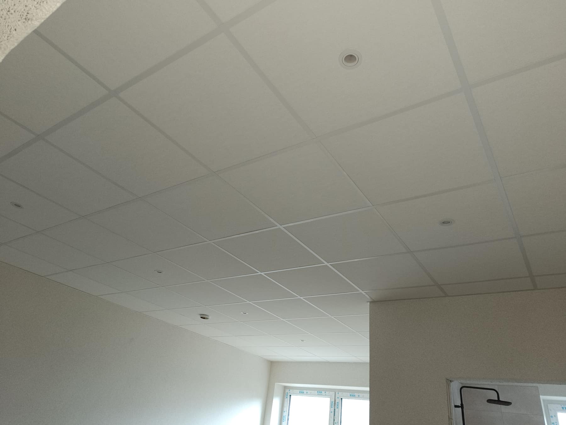 Rasterdecke im Neubau – Akustikbau