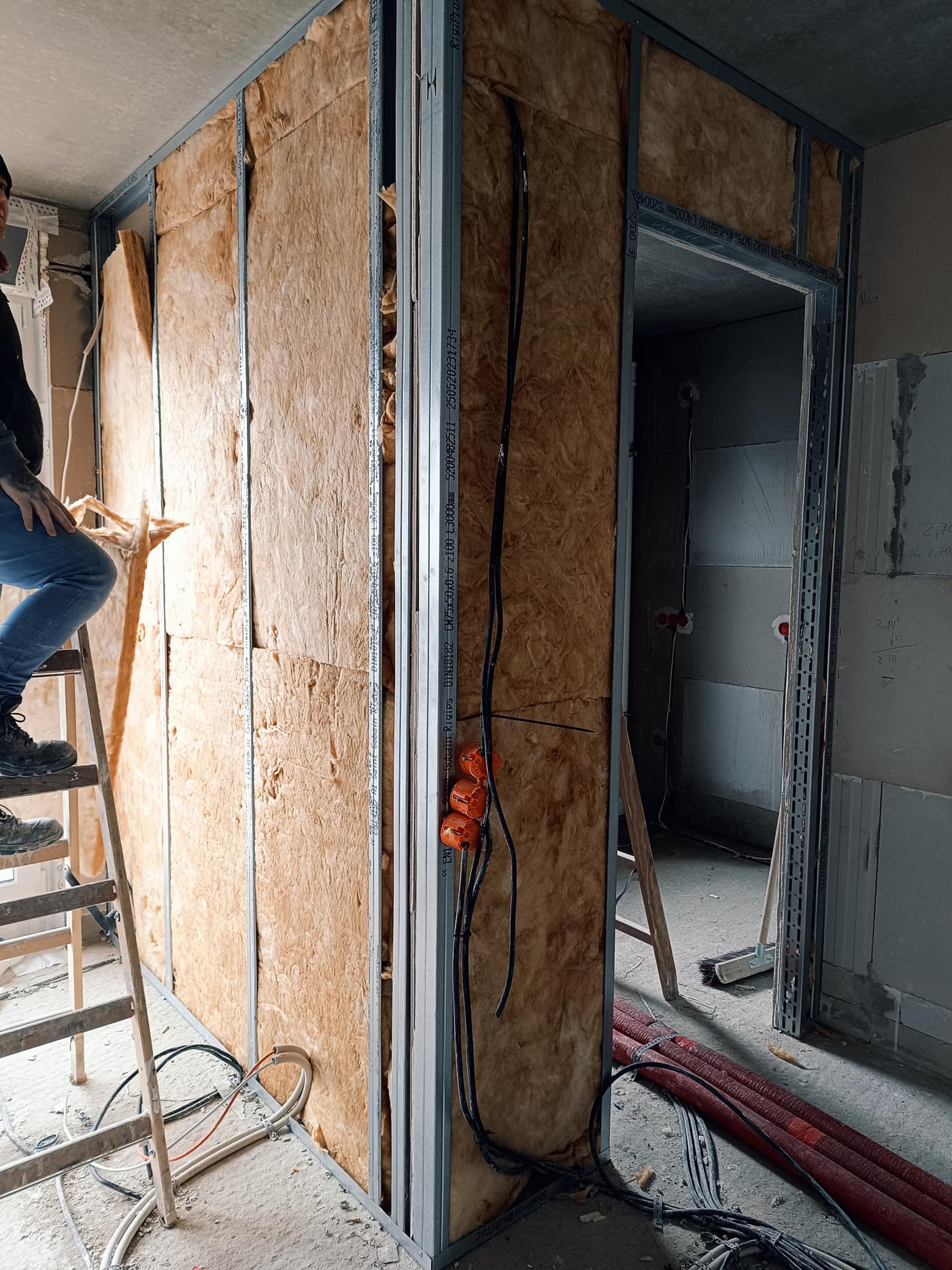 Monteur von Bernd Cloppenburg Innenausbau bei der Wandmontage im Rohbau