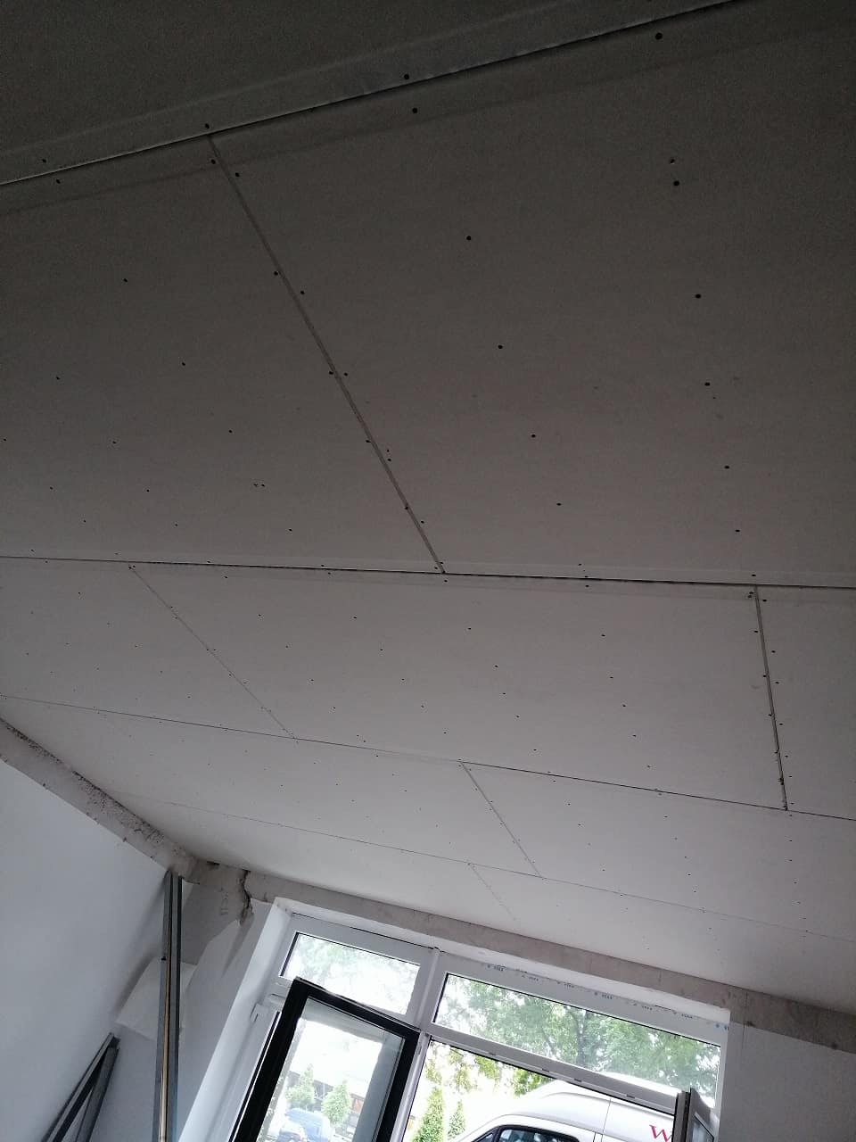 Abgehängte Decke mit Schräge – Trockenbau